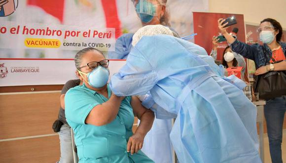 Dando el ejemplo a los trabajadores, el director del Hospital Las Mercedes, el doctor Elmer Delgado Senmache, fue la primera persona en  vacunarse contra el COVID-19 en toda la región (Geresa Lambayeque)