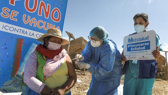 Personal sanitario llegó hasta el lago Titicaca para aplicar las dosis del antígeno a mujeres y hombres de la islas Los Uros. Foto: EsSalud