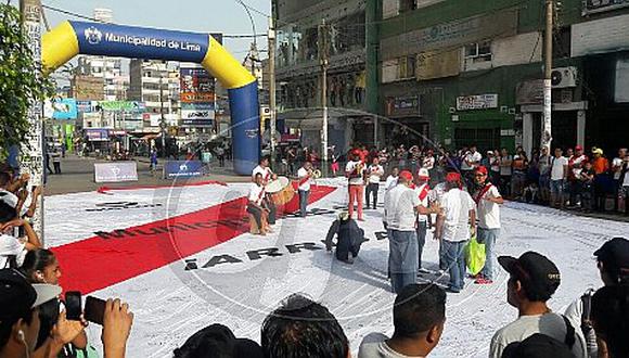 Comerciantes de Gamarra arman la previa del Perú vs. Croacia con camiseta gigante (FOTOS) 