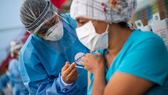 Enfermera es internada en UCI por COVID-19: recibió una dosis de la vacuna, pero ya habría tenido coronavirus. Foto referencial: AFP