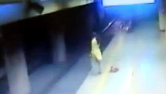 India: Mujer intenta suicidarse lanzándose a las vías del tren y sobrevive [VIDEO]