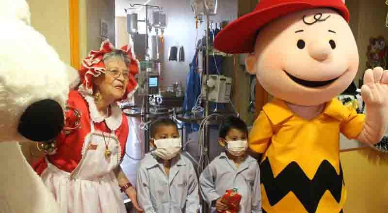 Snoopy y Charlie Brown sorprenden a pequeños del Hospital del Niño [FOTOS]  