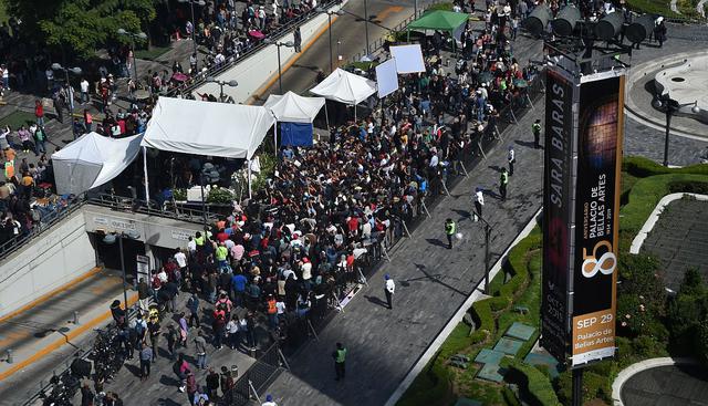 Miles de seguidores del cantante se hacen presente en la despedida de José José. (Foto: AFP)