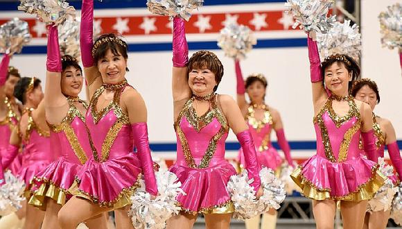 Japón: Abuelitas porristas la hacen linda bailando