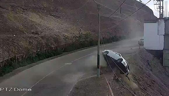 El conductor perdió el control de su auto y rodó por el cerro de Las Casuarinas dando varias vueltas de campana. (Foto: Municipalidad de Surco)