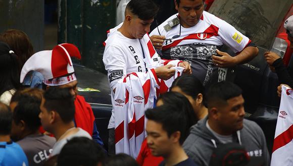 Perú vs. Argentina: precio de camisetas de la blanquirroja sube como la espuma (FOTOS)