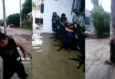 ¡Increíble! Jóvenes arriesgan su vida jugando videojuegos en cabina inundada por lluvias