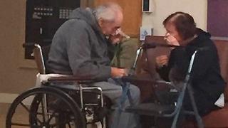 ​Facebook: Pareja de ancianos llora tras ser obligados a separarse luego de 62 años
