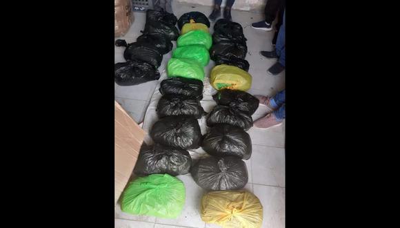 Arequipa: En la vivienda de los intervenidos se halló una caja de cartón donde tenían guardado 36 bolsas con marihuana. (Foto: PNP)