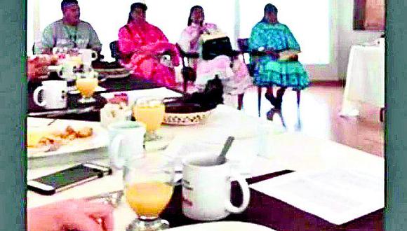 Invitan a indígenas a un desayuno y solo comen los políticos (VÍDEO)