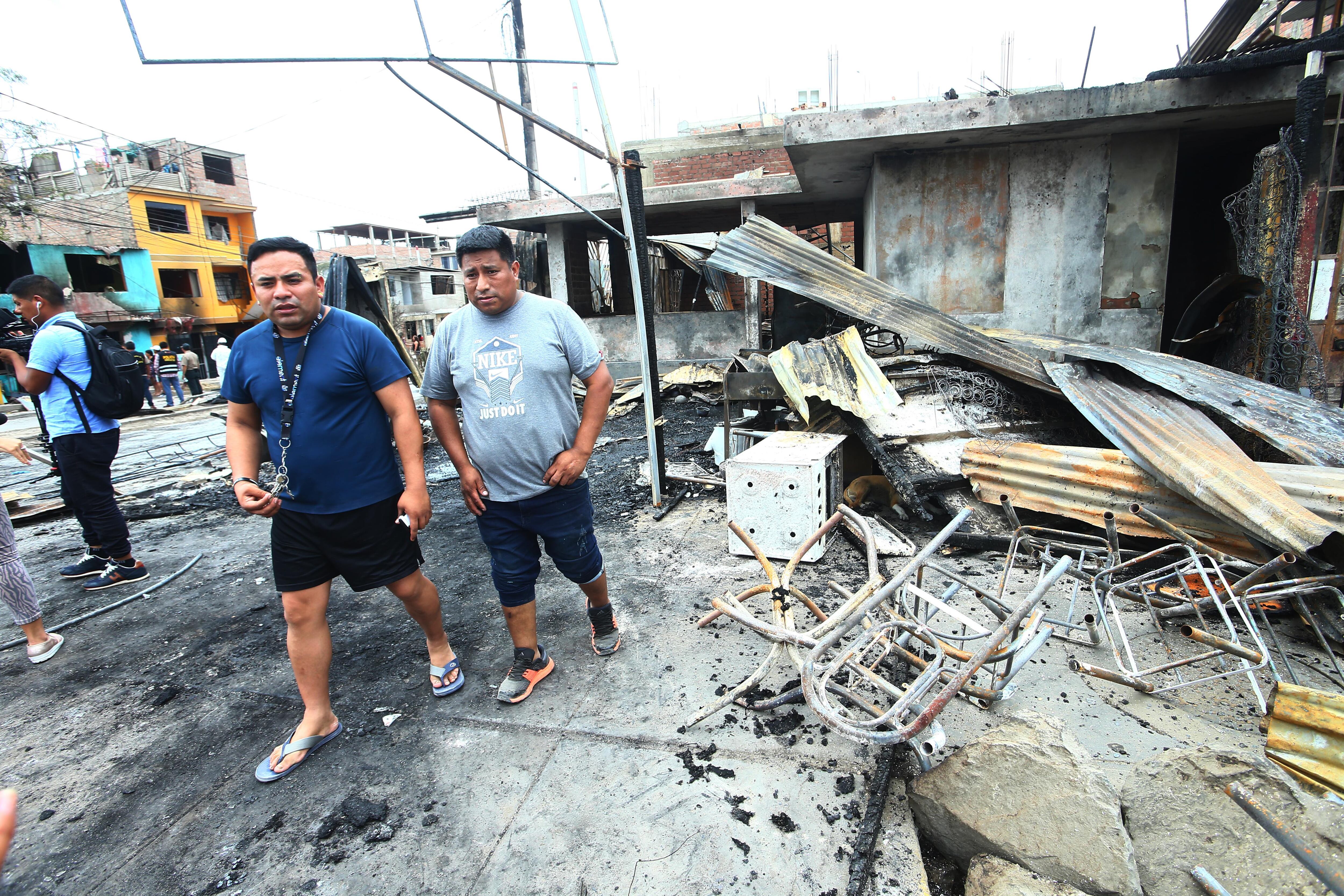 La mayoría de personas han perdido todos sus documentos debido al voraz incendio que ocurrió el último jueves en Villa El Salvador. (Foto: GEC)