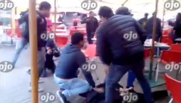Captan precisos instantes que extranjeros son detenidos en Plaza Norte (VIDEO)