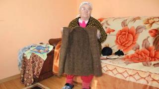 Abuelita teje chaleco con cabello que se le cayó y juntó durante 20 años