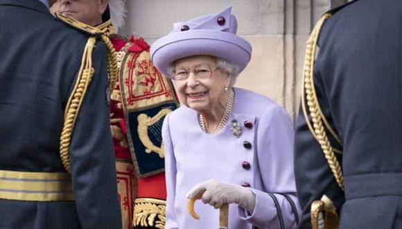 28 June 2022, United Kingdom, Edinburgh: Queen Elizabeth II attends an armed forces act of loyalty parade at the gardens of the Palace of Holyroodhouse as they mark her platinum jubilee in Scotland. The ceremony is part of the Queen's traditional trip to Scotland for Holyrood Week. Photo: Jane Barlow/PA Wire/dpa
(Foto de ARCHIVO)
28/6/2022 ONLY FOR USE IN SPAIN