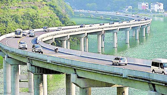 los chinos construyen una gigantesca  carretera sobre un río. 