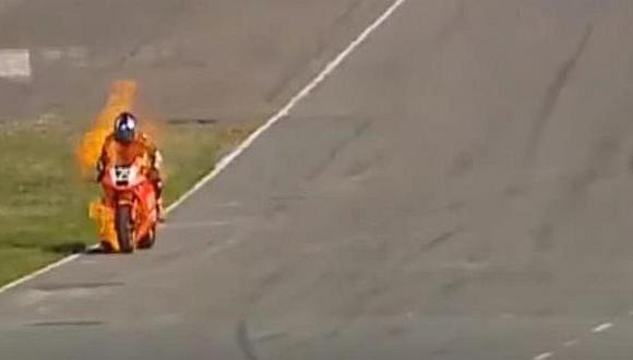 ​Moto se incendia en plena carrera oficial de campeonato (VIDEO)