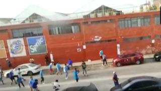Barristas de Universitario y Cristal se enfrentaron con bombas molotov en pleno Cercado de Lima | VIDEO