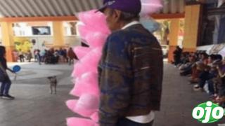 Abuelito conmueve en redes al llevar a su perrito a todos lados mientras trabaja | FOTO