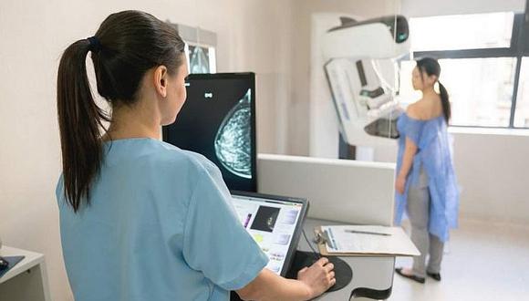 Científicos son galardonados por crear mamógrafo que no comprime mamas ni usa Rayos X