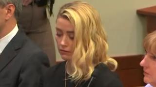 Amber Heard con la cara desencajada y mirando al suelo oír la sentencia del juicio que le entabló Johnny Depp