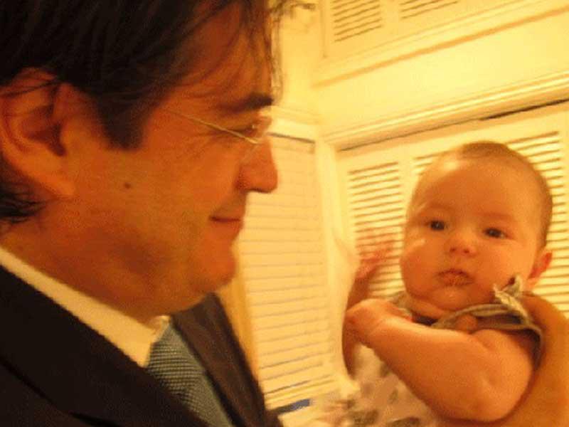 Jaime Bayly publica fotos de sus hijas en Facebook