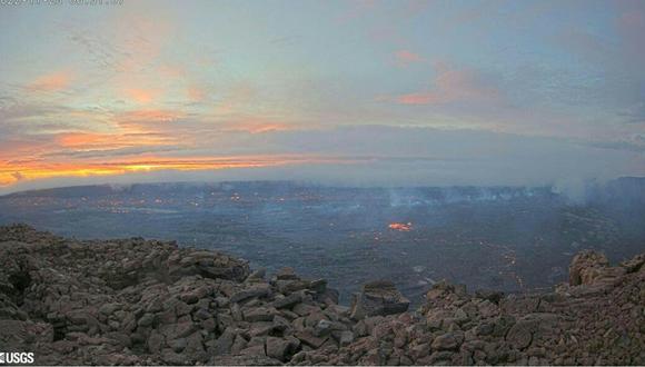 Esta imagen de cámara web publicada por el Servicio Geológico de EE. UU. (USGS) el 28 de noviembre de 2022, cortesía del Servicio Meteorológico Nacional, muestra la lava en la caldera de la cumbre de Mauna Loa en Hawái, que está en erupción por primera vez en casi 40 años. (Foto: US Geological Survey/AFP)