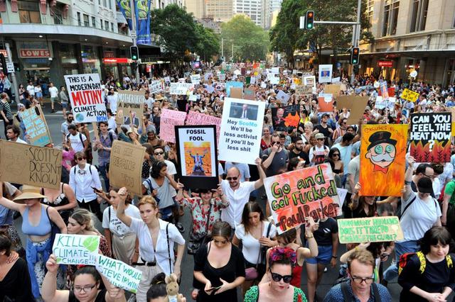 Miles tomaron las calles de varias ciudades de Australia para exigir la dimisión del primer ministro, Scott Morrison, pues consideran que no tuvo una respuesta acertada ante los incendios forestales. (AFP)