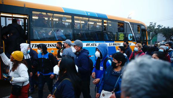 Decenas de personas esperan buses para transportarse a sus centros de labores por varios minutos debido al paro. Foto: GEC