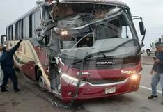 Más de 20 pasajeros heridos deja choque de bus contra tráiler en Asia | VIDEO