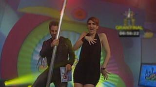 'Peluchín' y Gigi Mitre intentan realizar baile del tubo [VIDEO] 