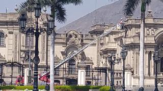 Bomberos: unidad con escalera telescópica realizó servicio especial en Palacio de Gobierno colocando driza