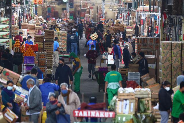 Una gran cantidad de personas llegó este sábado al Mercado de Frutas, ubicado en el distrito de La Victoria, para realizar sus compras para este fin de semana. (Fotos : Hugo Curotto / @photogec)