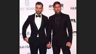 Ricky Martin se luce de la mano con su pareja en gala benéfica    