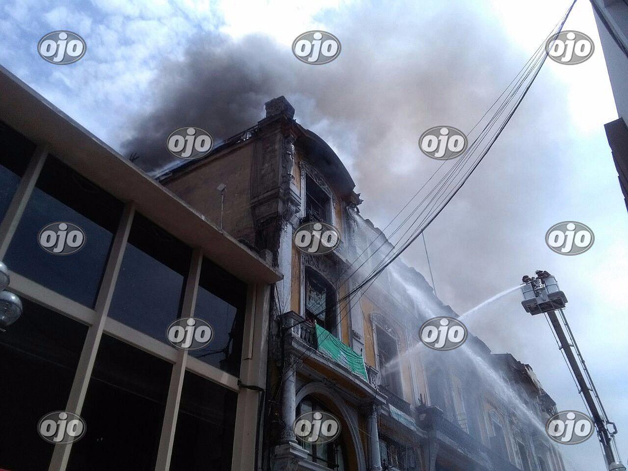 Tensión por incendio que consume casona en transitado Jirón de la Unión (FOTOS y VIDEO)