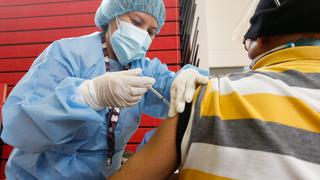 COVID-19: vacunación continuará este domingo 20 pese a inmovilización en todo el país