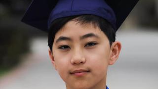 ¡Un genio!: Niño de 12 años, que nació prematuro, se gradúa con cinco títulos en la universidad
