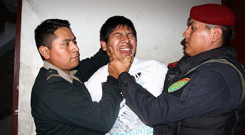 SJL: ​Falso chofer y cobrador de combi golpean y roban a estudiante   