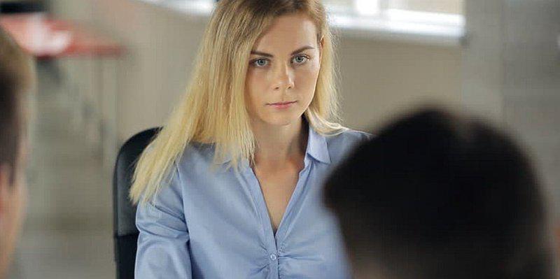 5 posturas corporales clave para una entrevista de trabajo