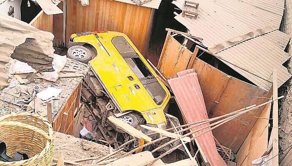 Puente Piedra: miniván cae sobre dos casas pero familia se salva de milagro