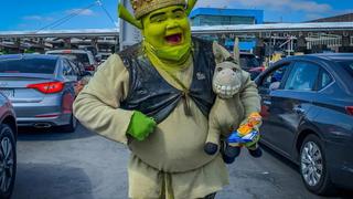 Hombre vestido de Shrek sale a las calles para salvar la vida a su esposa enferma 