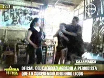 Militar agrede a periodista por grabarlo bebiendo alcohol