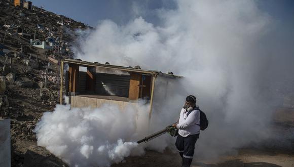 Minsa intensifica campaña de fumigación por incremento de casos de dengue en lima. (Foto de Ernesto Benavides / AFP)