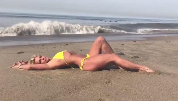 Britney Spears hace yoga en la playa. (Instagram)