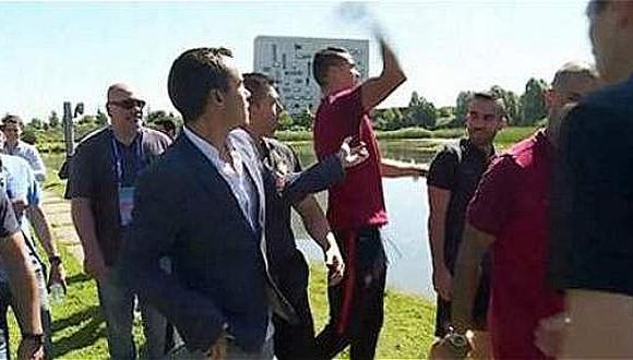 Cristiano Ronaldo enfurece con periodista y lanza su micrófono al agua [VIDEO] 
