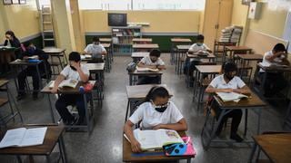 Niño acuchilla a su compañera de 13 años luego de interceptarla en el baño del colegio