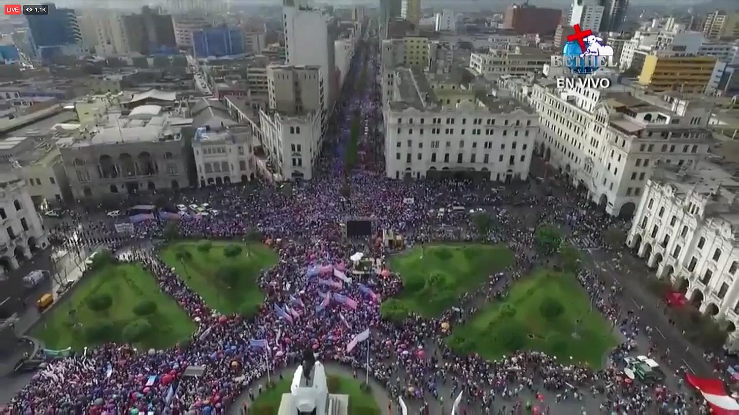 'Con mis hijos no te metas': masiva marcha llena la Plaza San Martín (FOTO)