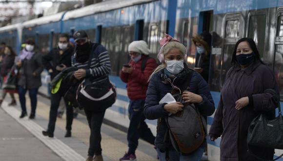 Los viajeros llegan a la estación de tren de Constitución, en Buenos Aires. (Foto por Juan MABROMATA / AFP)