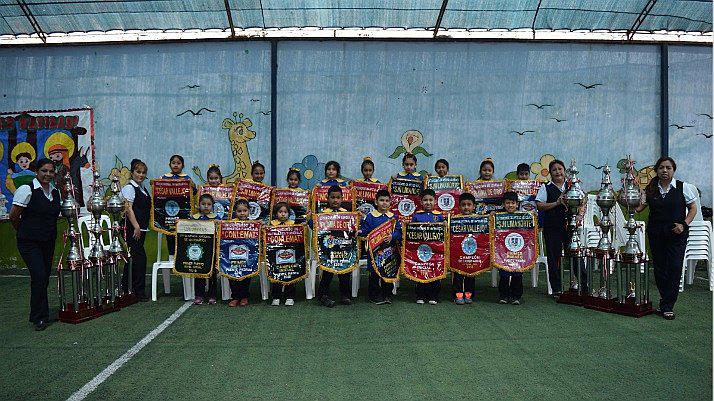 Pequeños celebran obtención de 150 gallardetes tras ganar concursos de Matemática y Conocimiento 