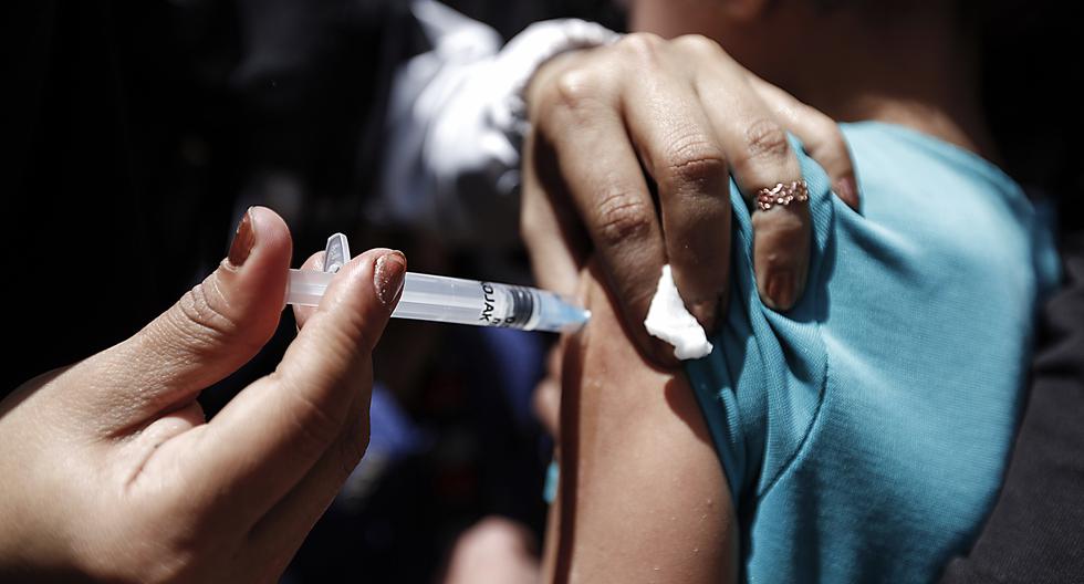 Un menor recibe una dosis de vacuna. (Foto: Mohammed HUWAIS / AFP)