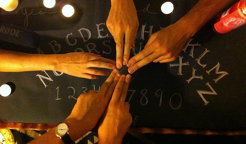 ¿Será cierto? La ouija, el juego mortal que contacta a espíritus